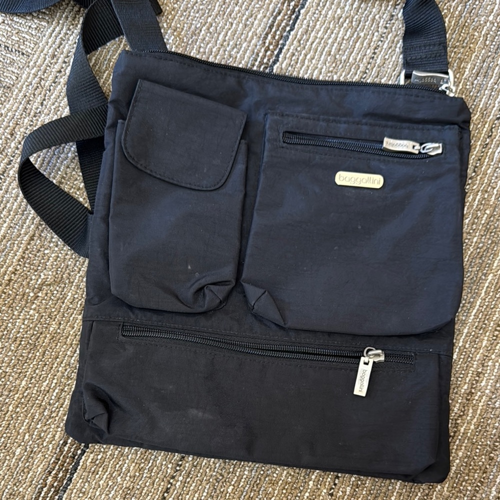 Baggallini Black Messenger Bag with Adjustable Strap and Durable Design
